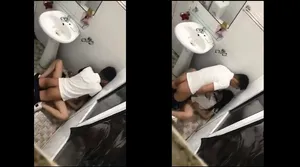 Ghệ say xỉn và anh bồ trong phòng tắm nhà hàng