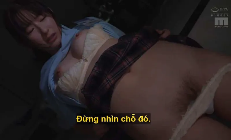 Sếp lớn đang mưu tính "lên giường" với em nhân viên kiêu kỳ lười nhác, suốt ngày chỉ chăm chăm chat chit cùng trai.